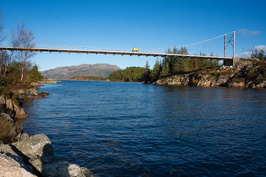 Beerenberg has now rehabilitated the Storneset suspension bridge after significant damage and defects were discovered on joints, bridge bearings and railings, as well as localized corrosion on parts of steel which made repairs necessary. Photo: Beerenberg.